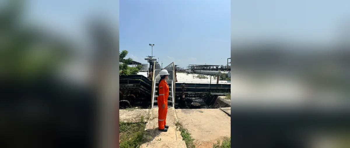 Trabajadora de PPD supervisando una instalación petrolera
