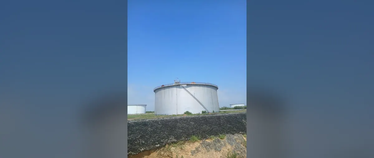 Tanque de almacenamiento en un patio de tanques