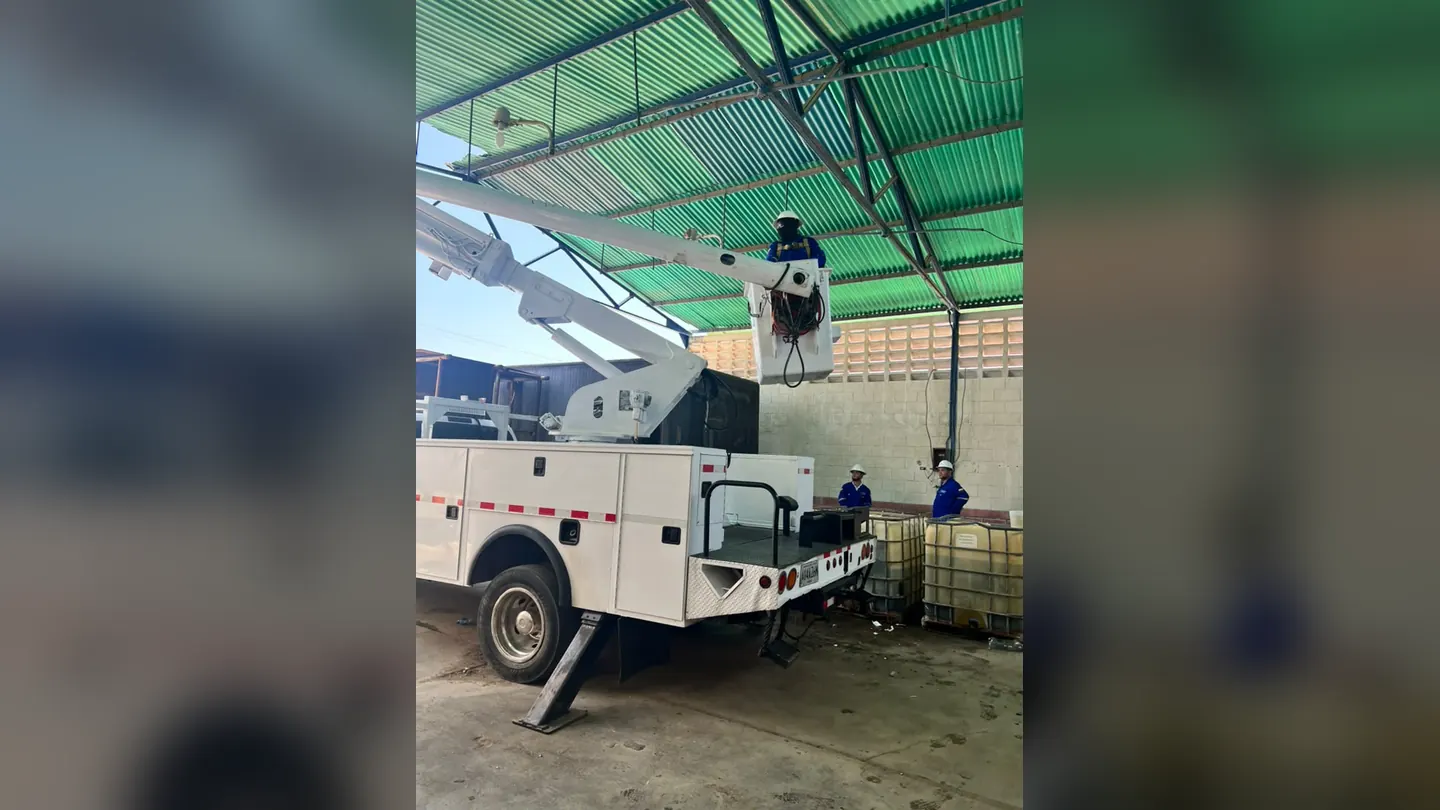 Prueba del brazo articulado de un camión canastilla