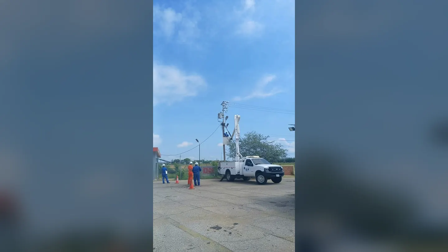 Cuadrilla de PPD con camión canastilla en el sitio de trabajo