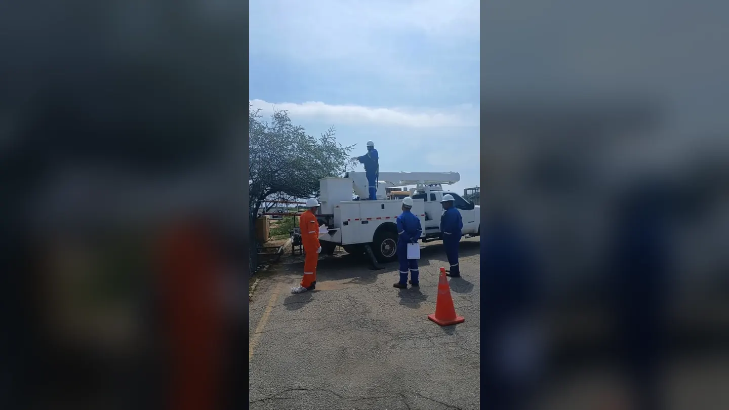 Cuadrilla trabajando junto a conos de señalización