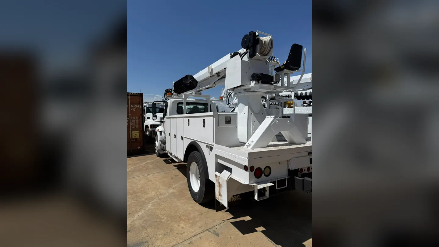 Unidad de servicio eléctrico con el brazo plegado