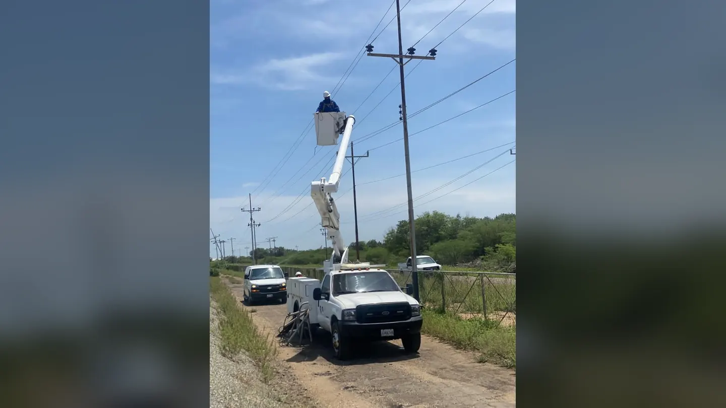 Camión canastilla trabajando en un tendido junto a la vía