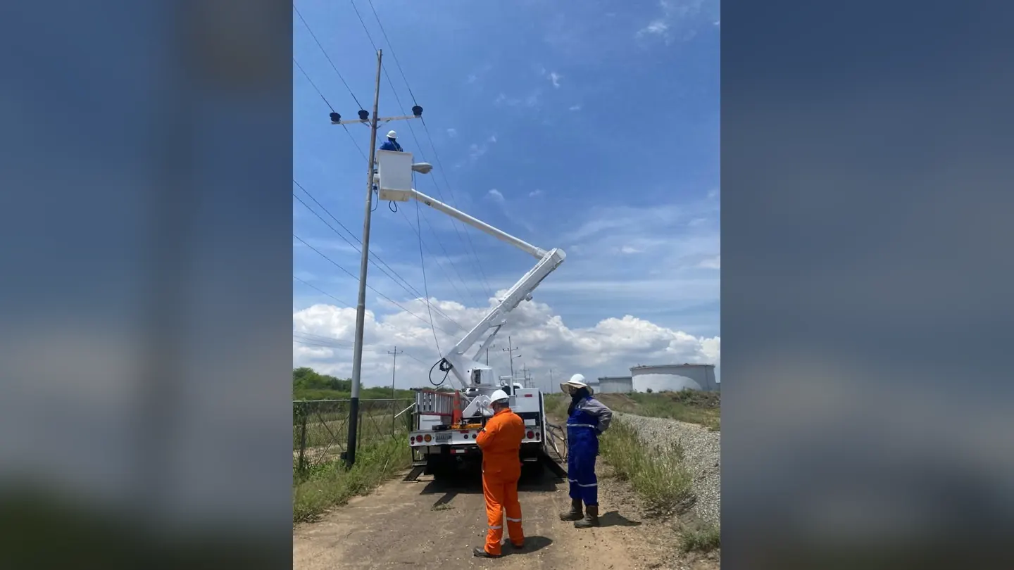 Supervisión de trabajos en altura en un poste eléctrico