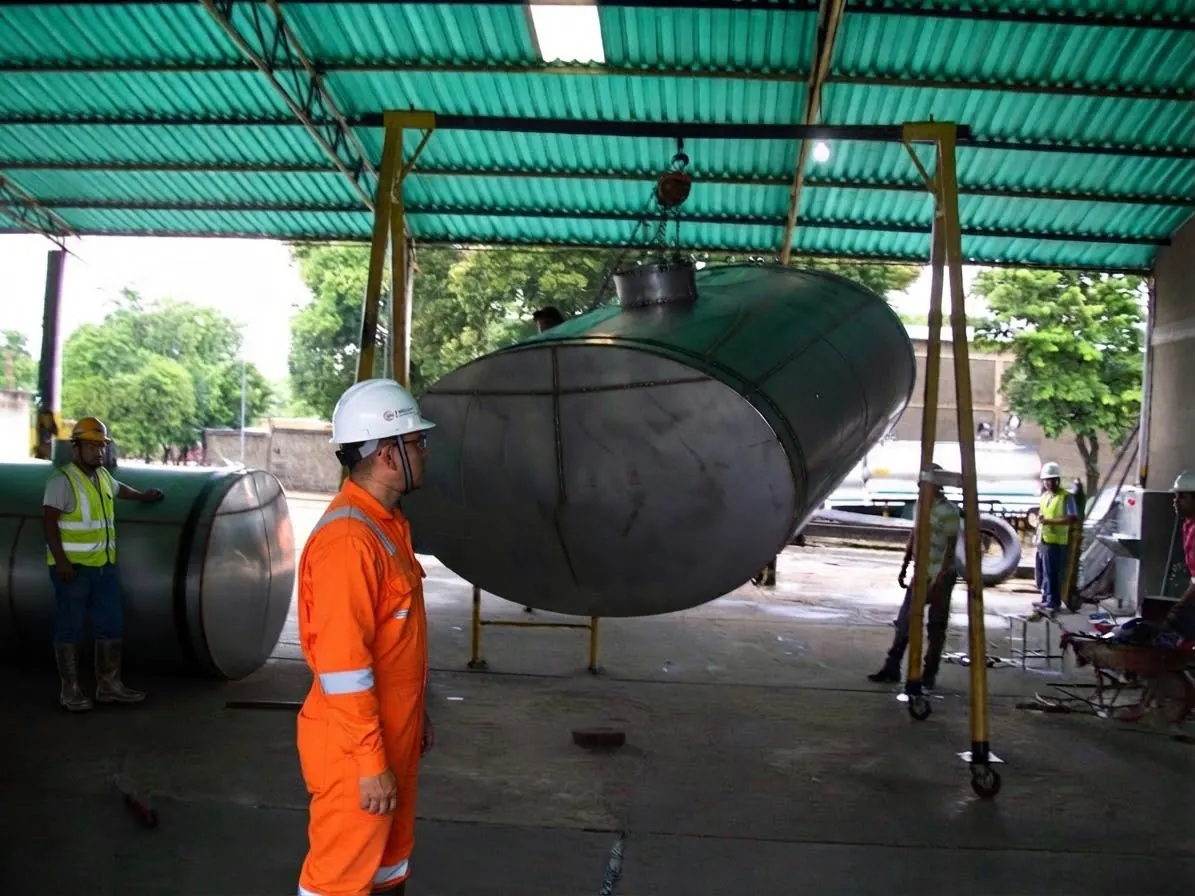 Lifting a metal tank with a gantry in the workshop