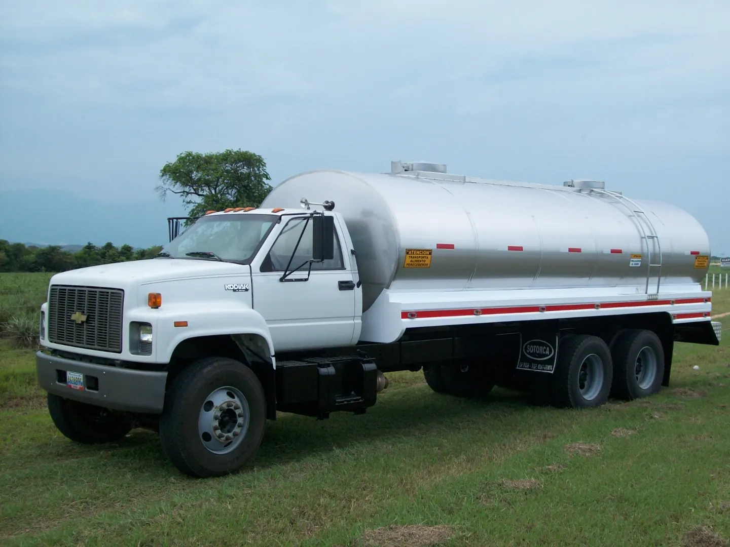 Tandem-axle tanker truck with a stainless steel tank