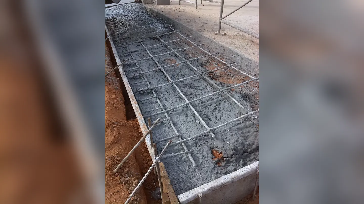 Acero de refuerzo y encofrado listos para el vaciado
