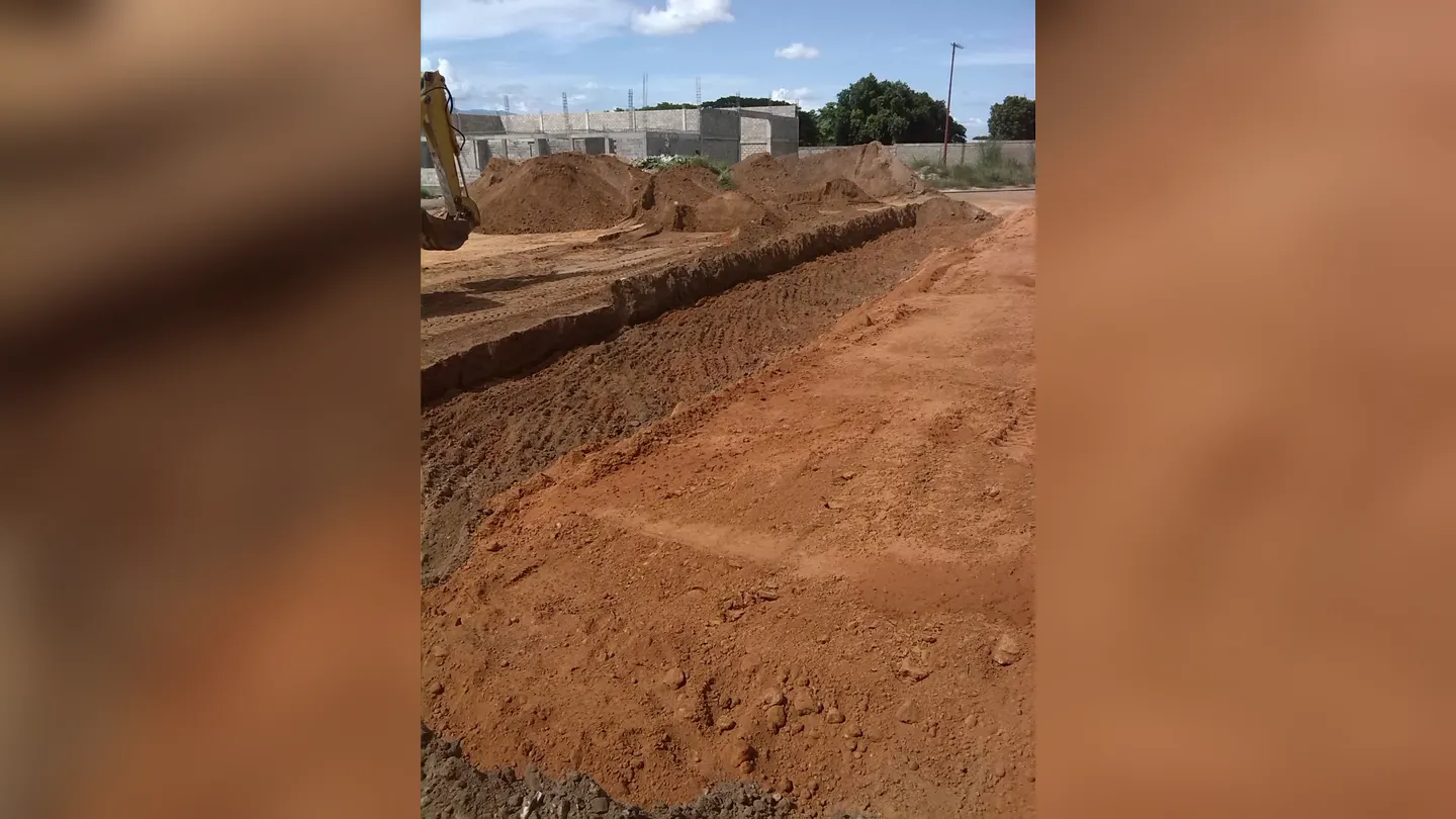Zanja excavada para fundaciones en obra