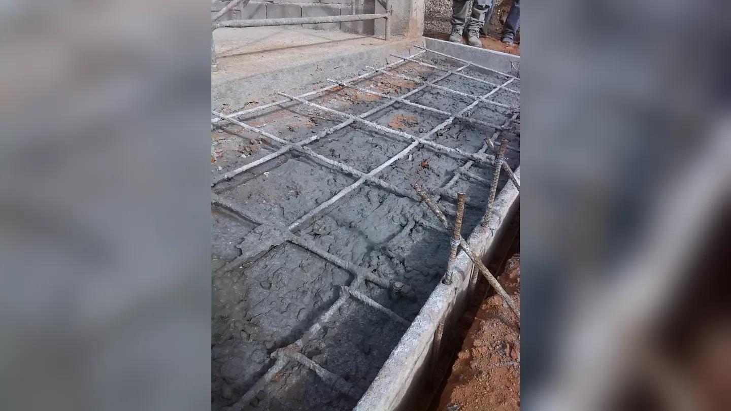 Parrilla de acero de refuerzo sobre concreto