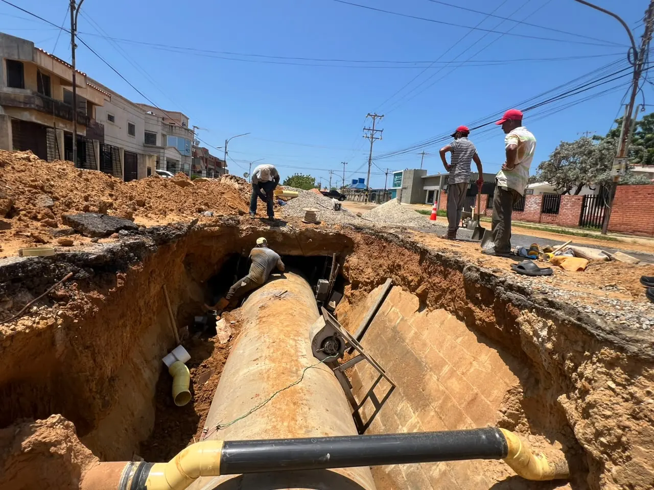 Instalación de tubería de gran diámetro en una zanja urbana