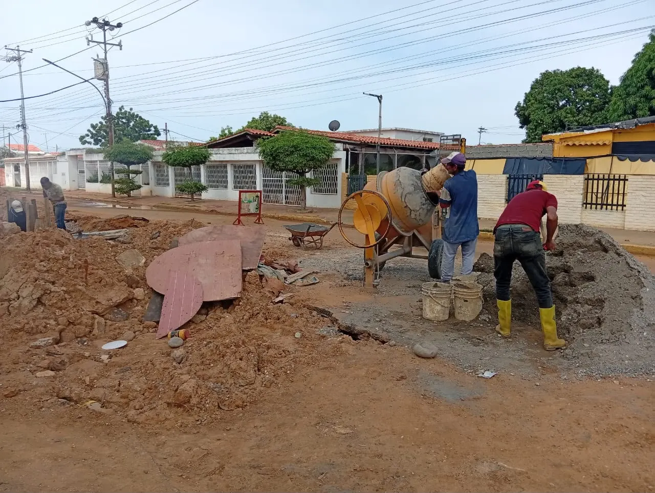 Obreros preparando concreto en la vía