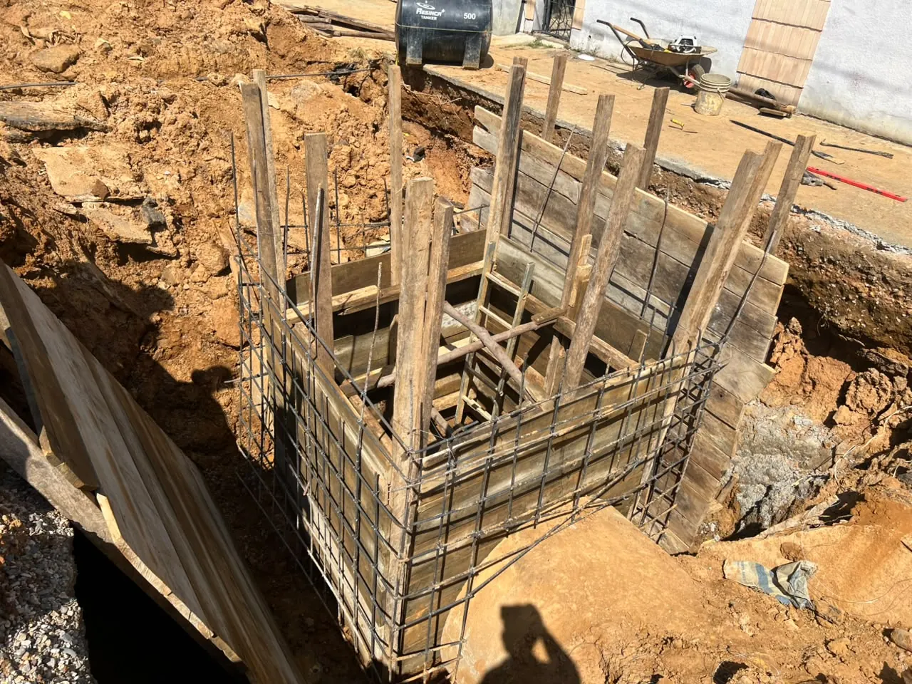 Encofrado de madera dentro de una excavación