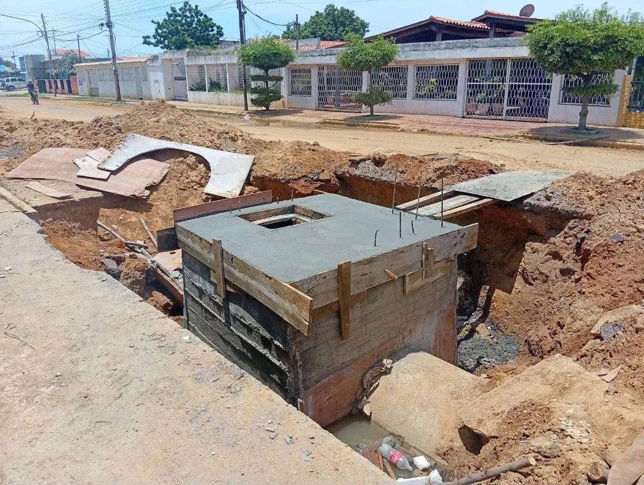 Tanquilla de concreto construida en una calle excavada