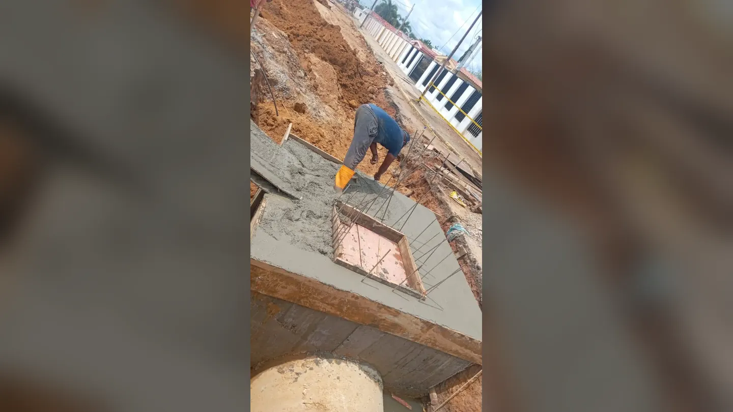 Obrero trabajando dentro de una tanquilla en construcción