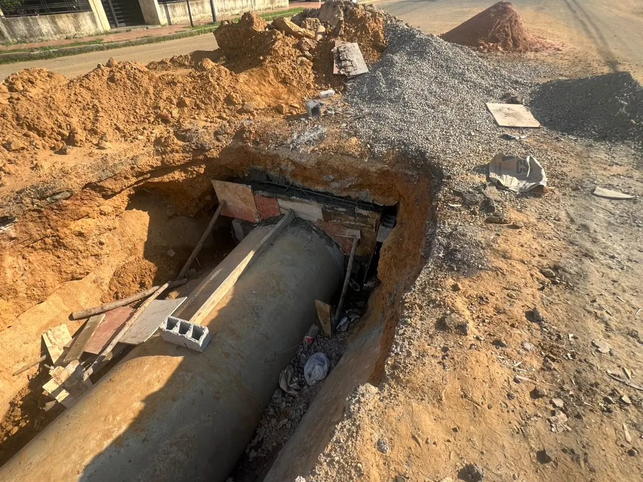 Tubería descubierta en una zanja excavada