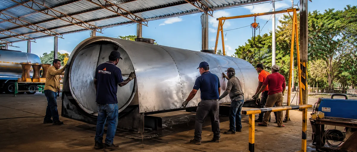 Fabricación de tanques en el taller metalúrgico de PPD
