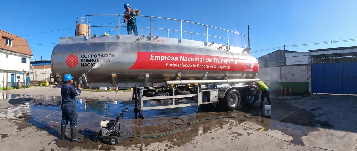 Mantenimiento de unidad cisterna en operación petrolera