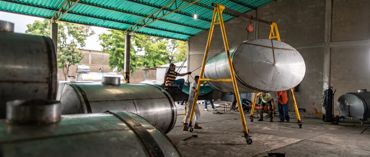 Fabricación de tanques en taller metalúrgico