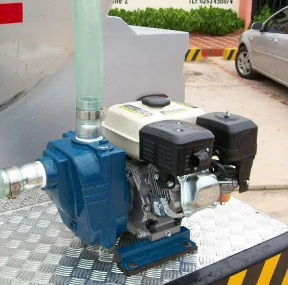 Bomba instalada sobre cisterna de acero