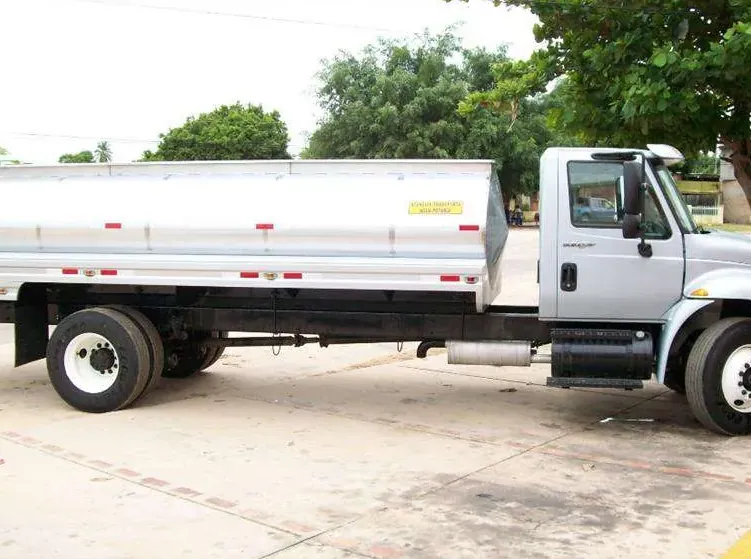 Camión cisterna con tanque fabricado por PPD