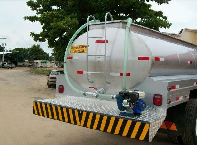 Cisterna de acero con sistema de bombeo instalado